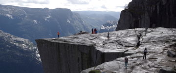 Preikestolen - sprawdź jak dostać się na słynną półkę skalną Pulpit Rock?