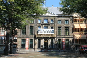 przed muzeum M.C. Eschera w Hadze