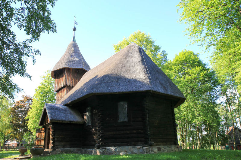 !Skansen w Olsztynku - drewniany kościół z niezależną dzwonnica, która wzorowana była na istniejącym do dziś kościele we wsi Mańki
