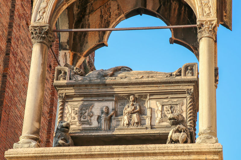!Grobowiec Guglielmo da Castelbarco pomiędzy kościołami św. Anastazji i św. Jerzego w Weronie