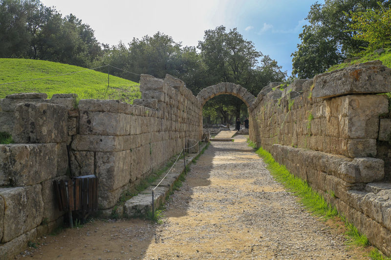 !Olimpia (stanowisko archeologiczne) - widok na fragment tunelu prowadzącego na stadion (Peloponez, Grecja)