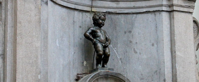 Manneken pis, czyli 'sikający chłopiec' - unikatowy symbol Brukseli