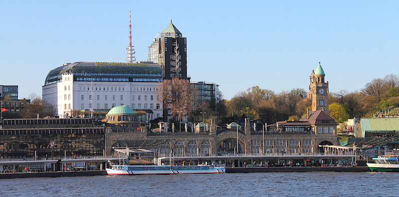 Widok w stronę St. Pauli z przeciwnej strony Łaby