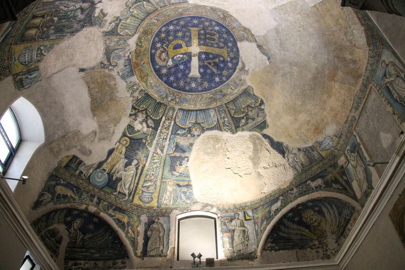 Zabytkowe baptysterium w bazylice przy katedrze w Neapolu