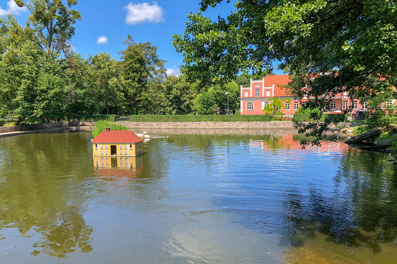Park Miejski w Wejherowie - w tle Pałac Przebendowskich