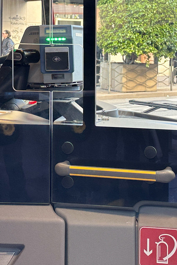 Do tego czytnika w autobusie przykładamy naszą kartę