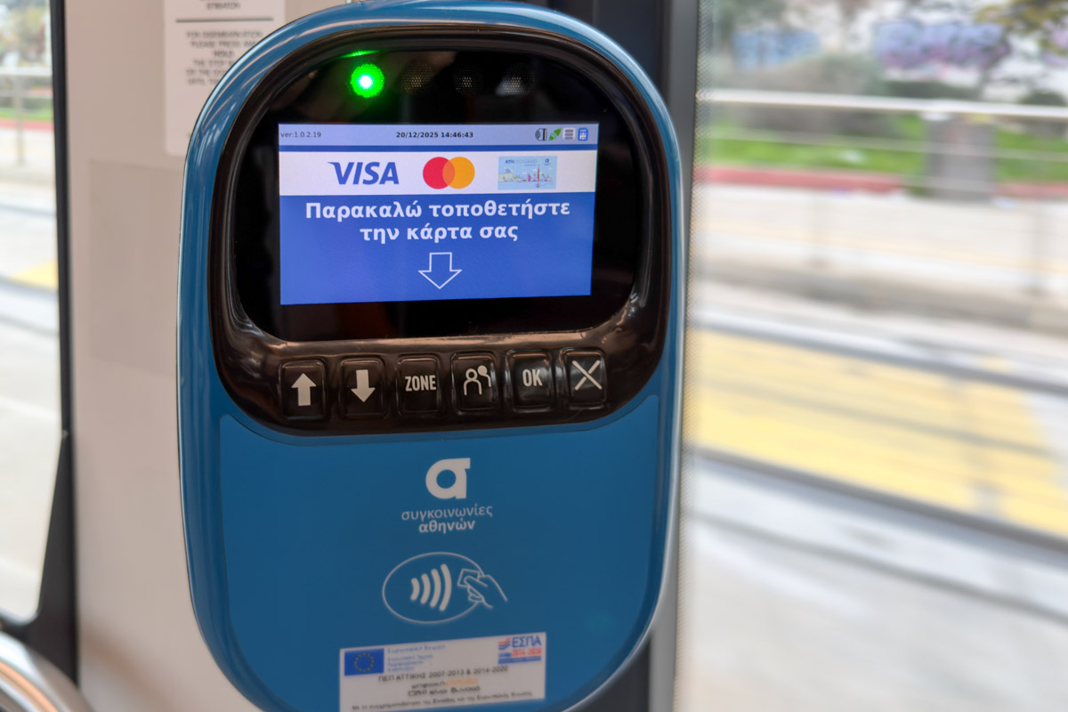 Czytniki w autobusach i tramwajach przystosowane są do obsługi biletów oraz kart płatniczych