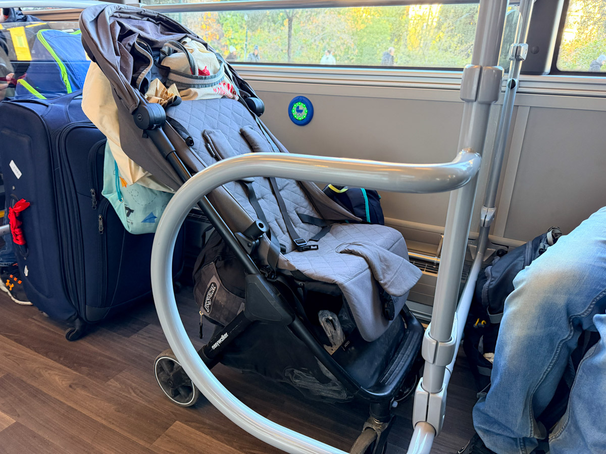 Miejsce na wózki i bagaż w autobusie lotniskowym