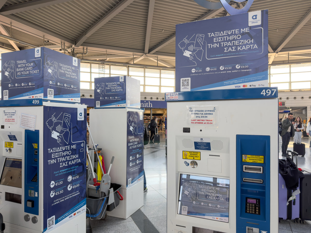 Biletomaty pośrodku 'okrągla', gdzie znajdują się bramki prowadzące do metra