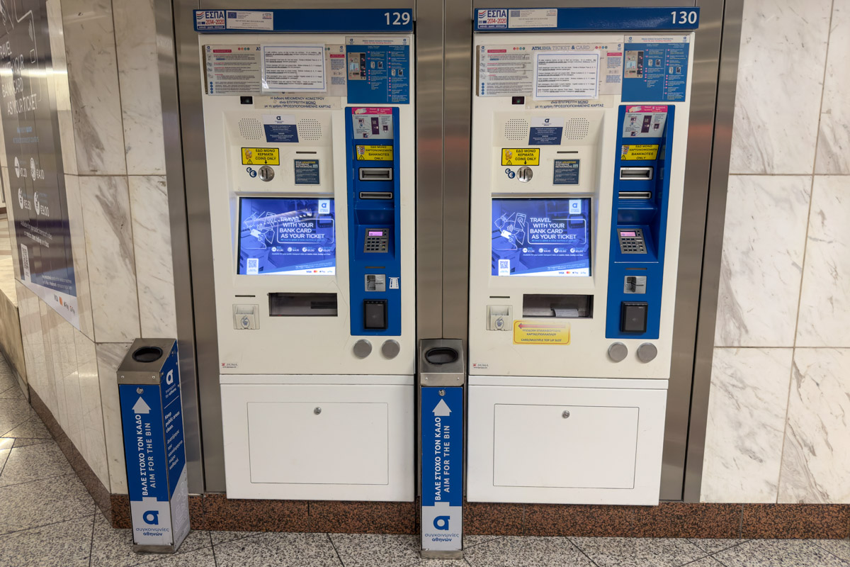 Tak wyglądają biletomaty - kieszonkę, o której wspominamy za chwilę, wypatrzycie w lewym dolnym rogu