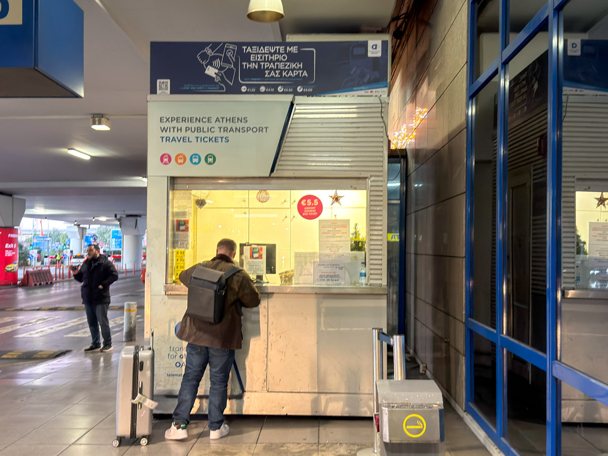 Jedna z budek biletowych przy przystanku, po wyjściu z hali przylotów