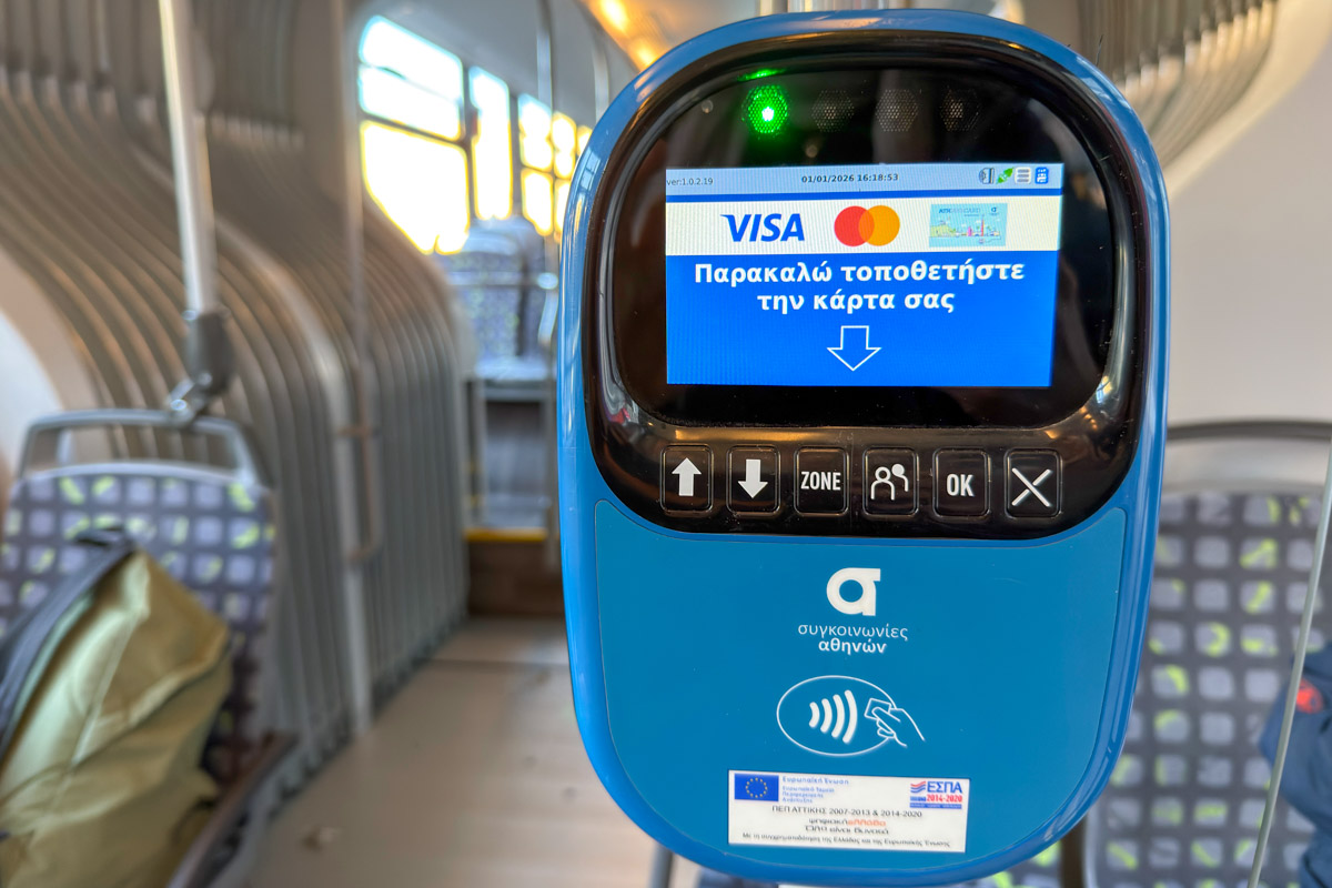 Do tego kasownika - do ikonki zbliżeniowej - przykładamy zarówno nasze bilety fizyczne, jak i kartę płatniczą bądź inne urządzenie mobilne.