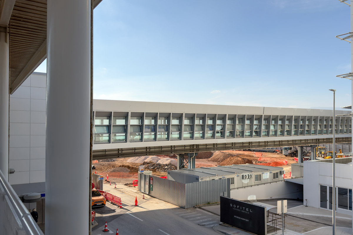 Korytarz łączący lotnisko ze stacją metra