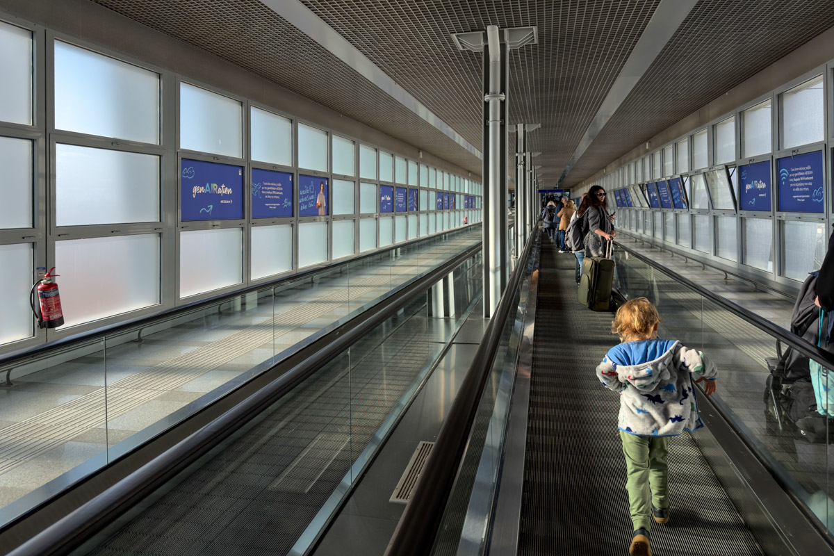 Ruchome chodniki w korytarzu prowadzącym do stacji metra