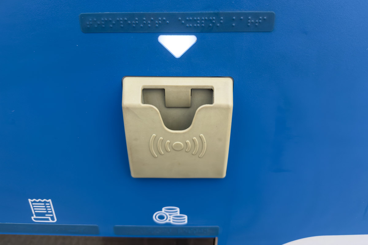 Miejsce na włożenie biletu w automacie, by doładować kartę zamiast kupowania nowej