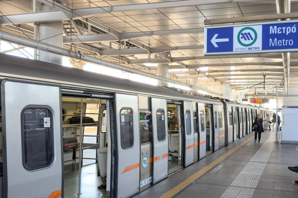 Pamiętajcie, by wsiąść do pojazdu wskazanego przez strzałkę i logo ateńskiego metra
