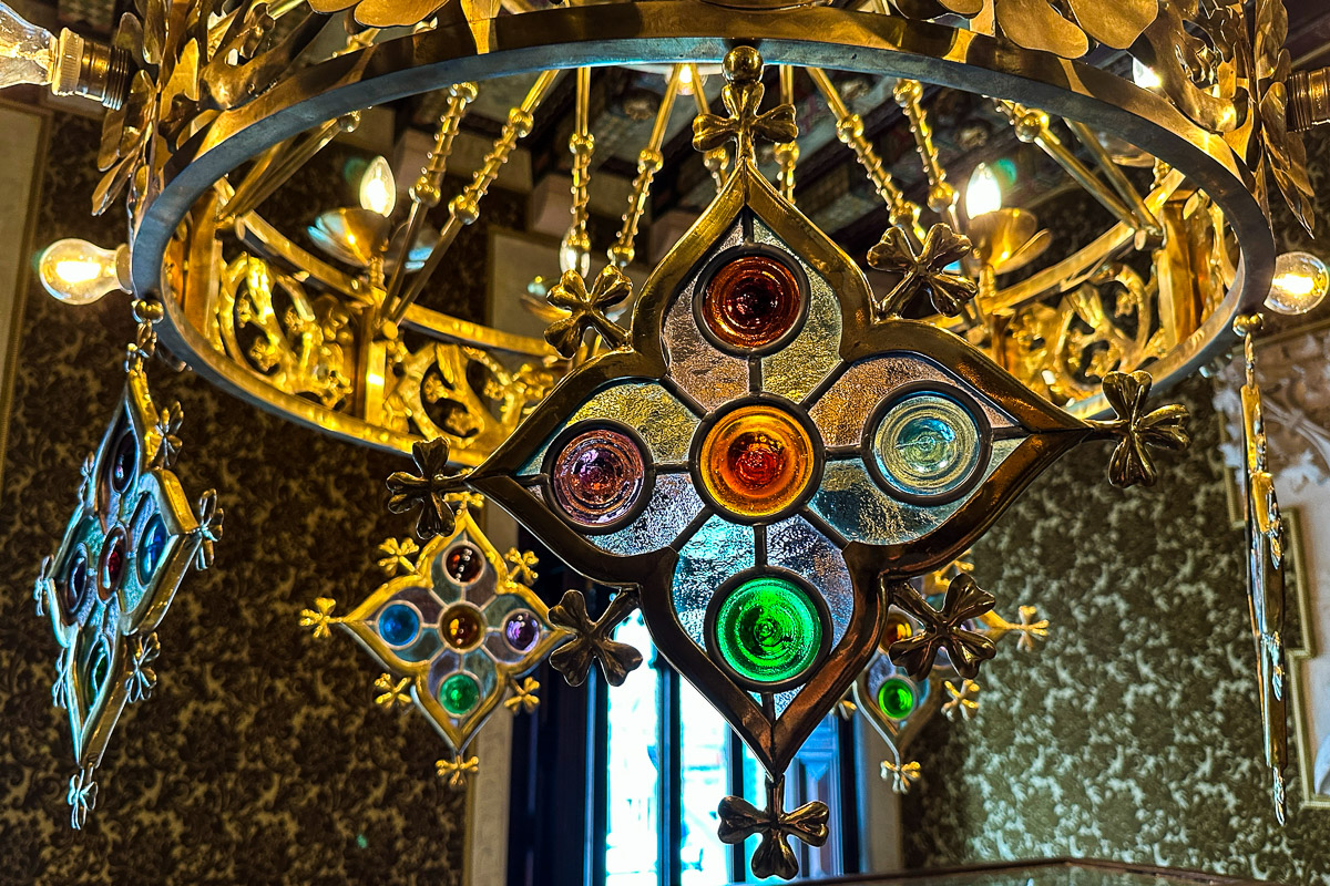 Lampa nawiązująca kształtem do korony Wizygotów - najpiękniejszą z nich zobaczycie w Narodowym Muzeum Archeologicznym w Madrycie