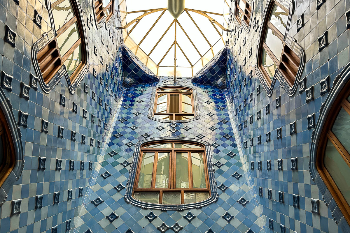Błękitne kafelki na jednym z dziedzińców Casa Batlló