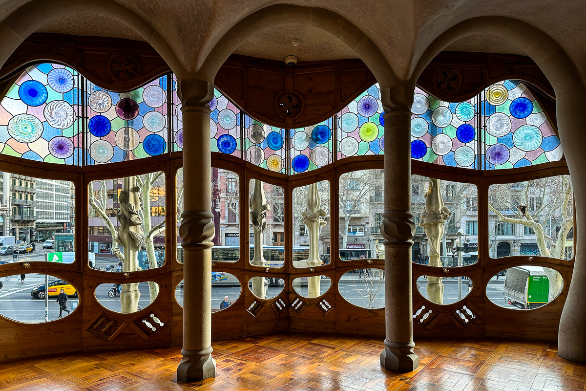 Okna w głównym salonie Casa Batlló