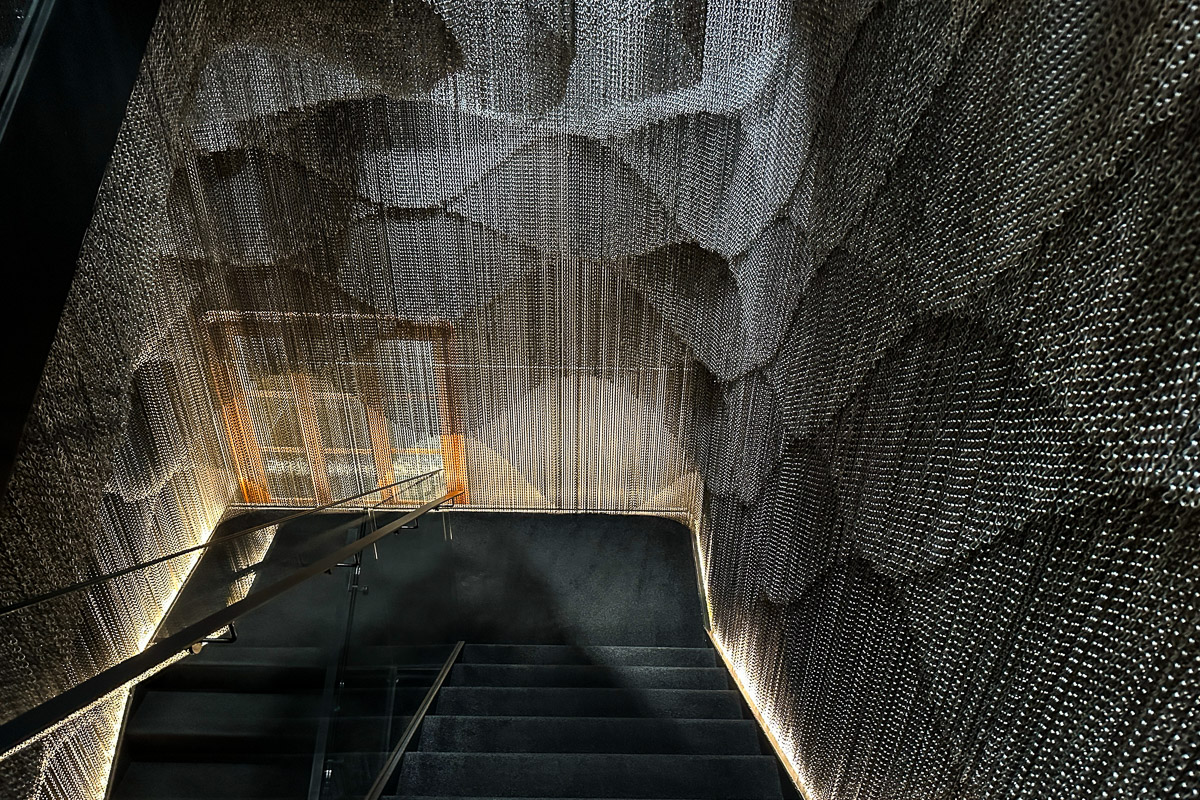 Do Gaudí Cube zejdziemy przekształconą klatką schodową