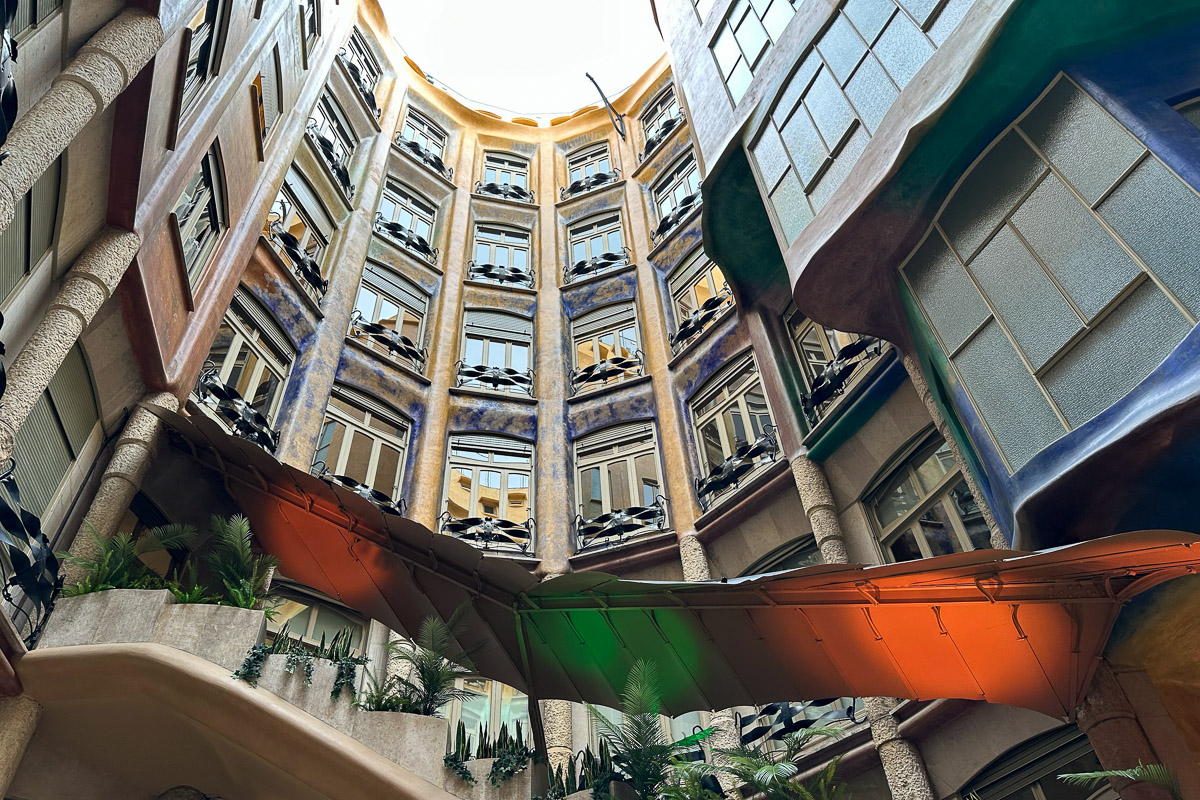 Kolorowy dziedziniec - jeden z symboli La Pedrera