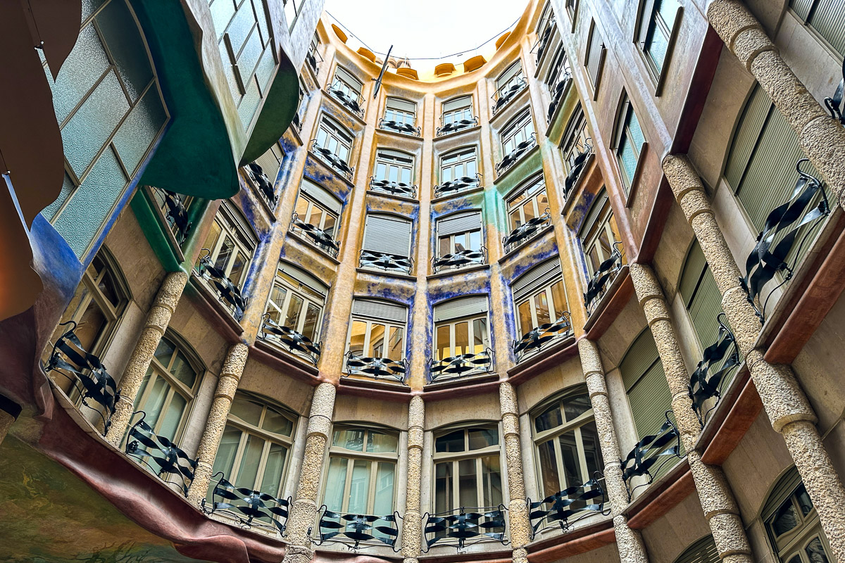 Jeden z dziedzińców Casa Mila - zwróćcie uwagę na ferie barw