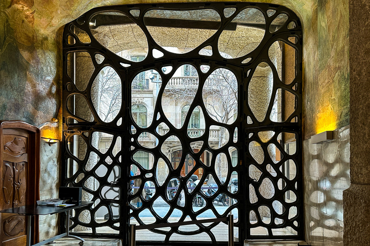 Jedna z bram w Casa Milà