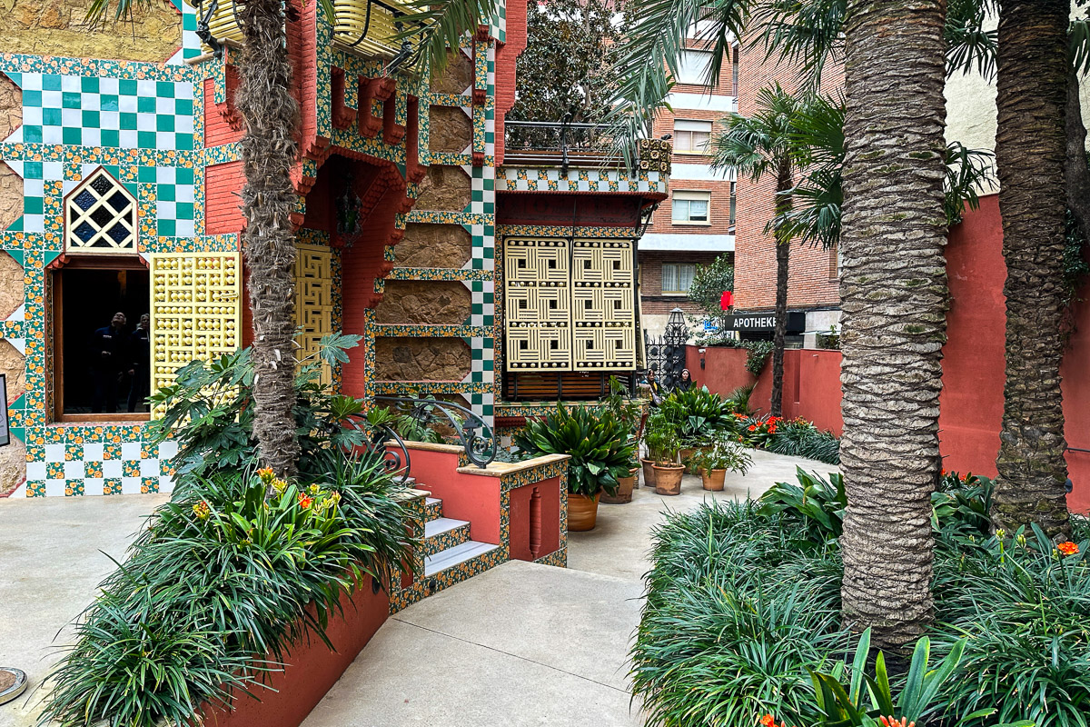Ogród i fasada Casa Vicens