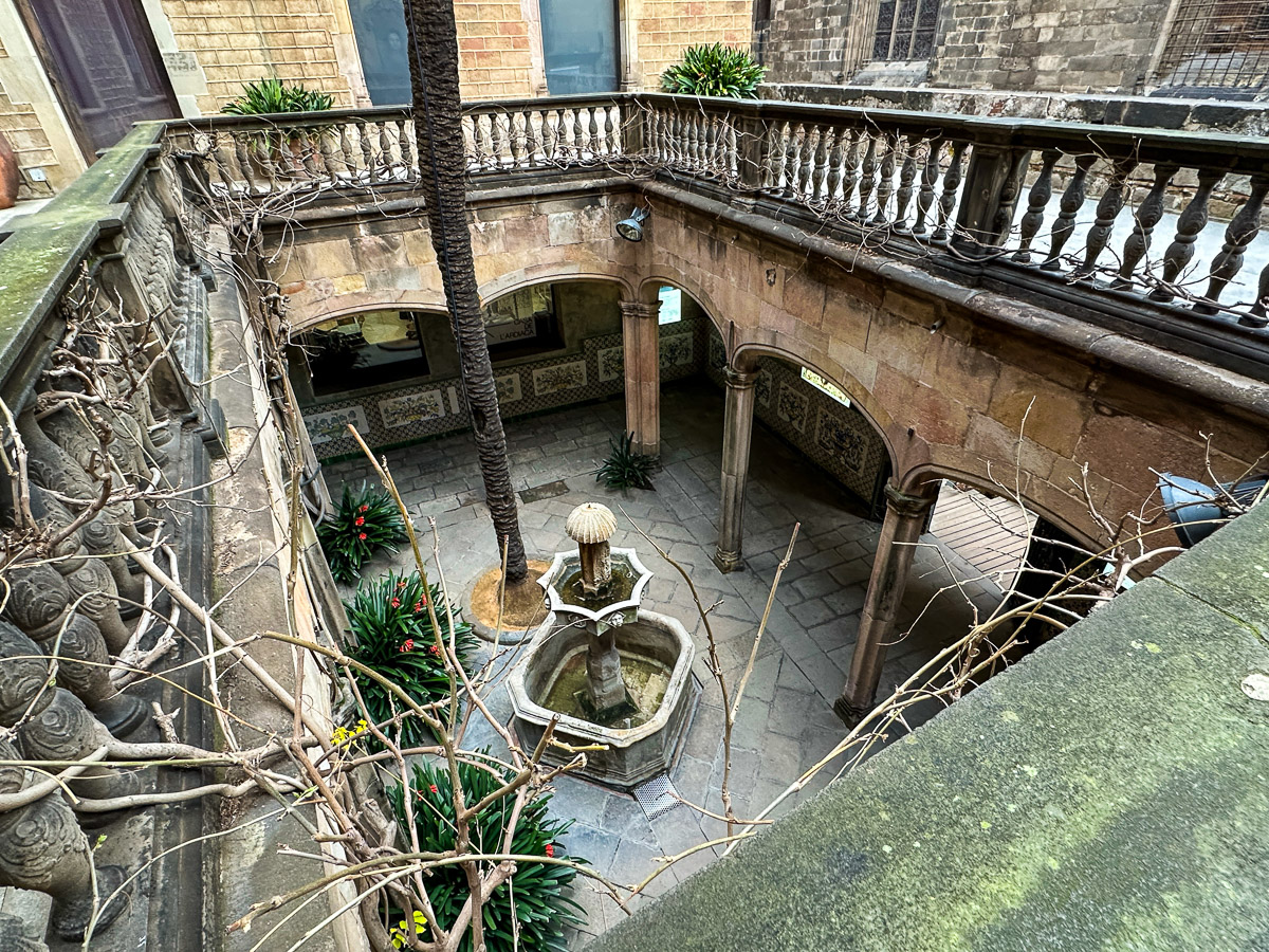 Dziedziniec Casa de l'Ardiaca