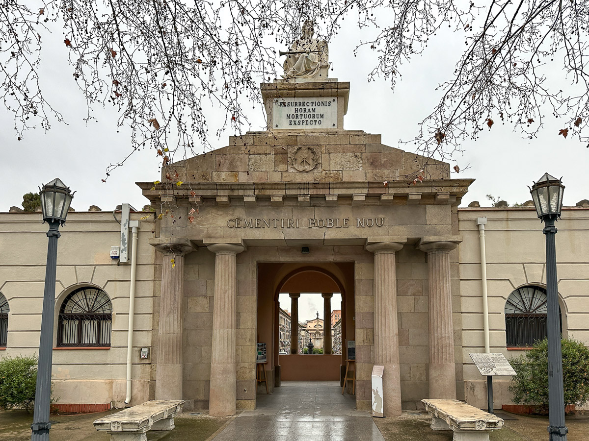 Główna brama prowadząca na teren cmentarza