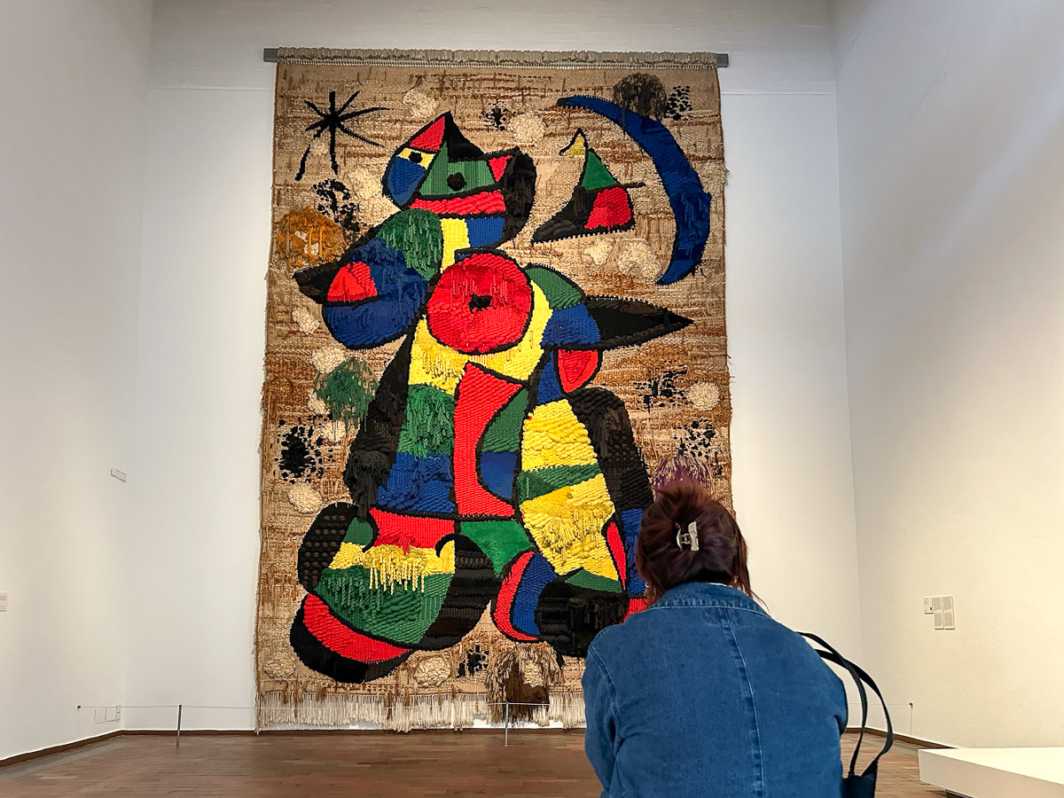 Olbrzymi gobelin w kolorystyce charakterystycznej dla Miró