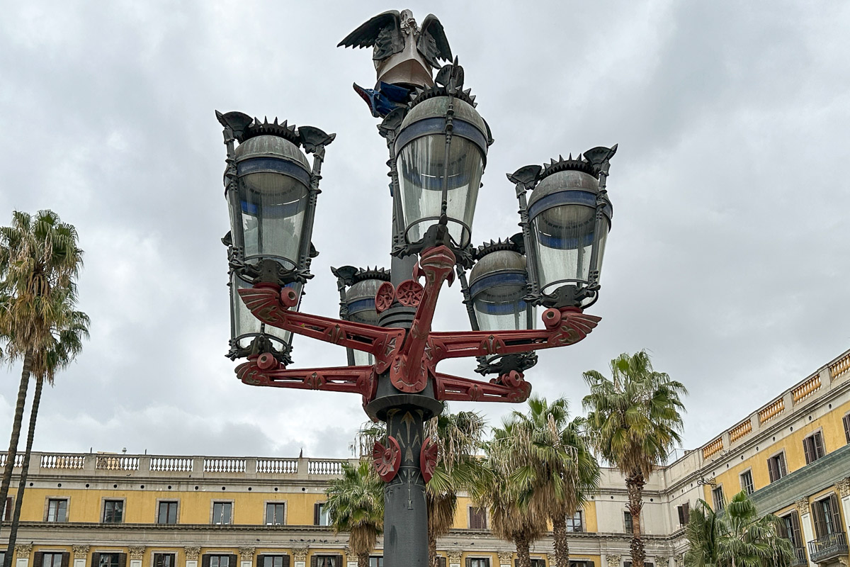 Latarnie Gaudiego na Plaça Reial