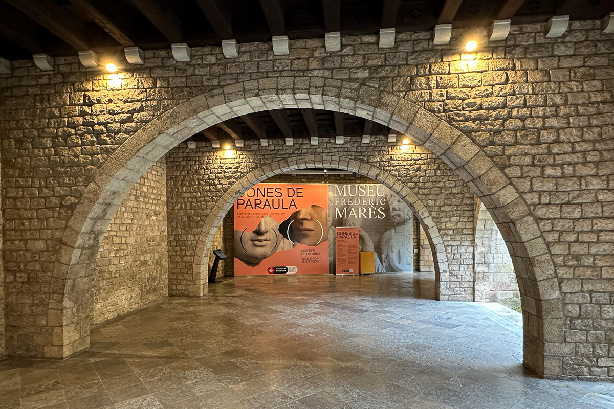 Muzeum mieści się w zabytkowym kompleksie, tuż obok katedry