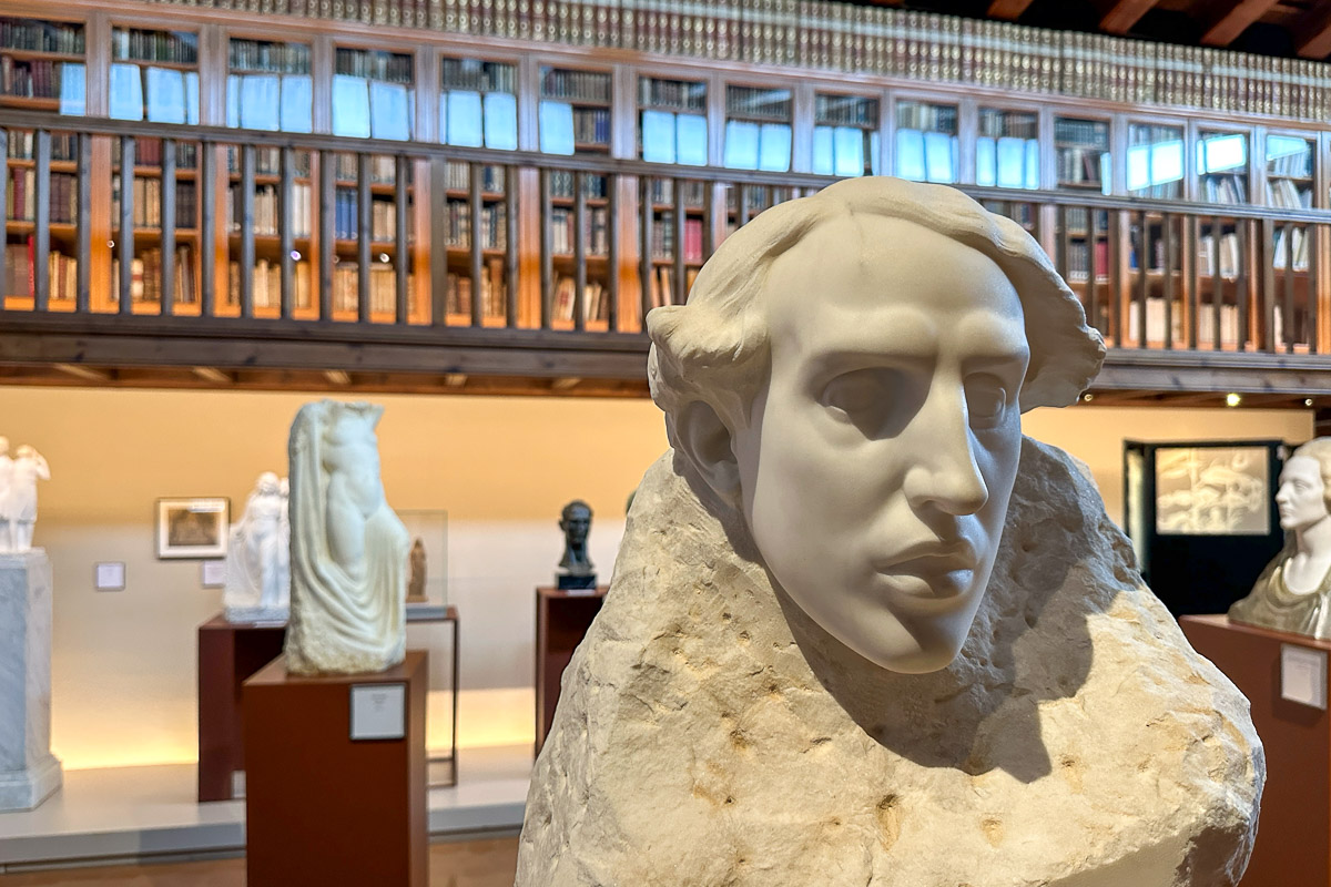 W muzeum, w dawnej bibliotece, zobaczymy dzieła samego Marèsa