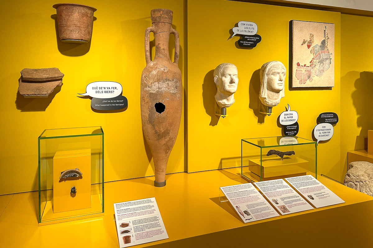 Wystawa w sala z rzymskimi artefaktami