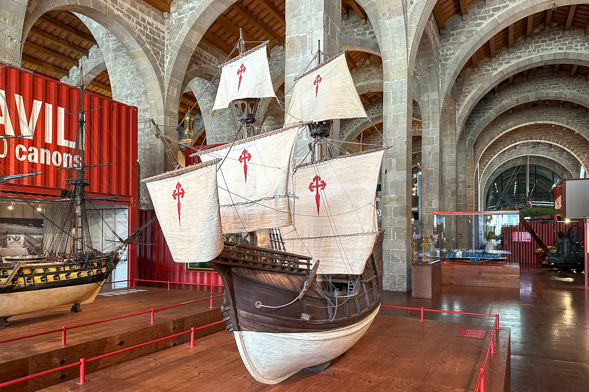 W muzeum zobaczymy kilka okazałych modeli statków