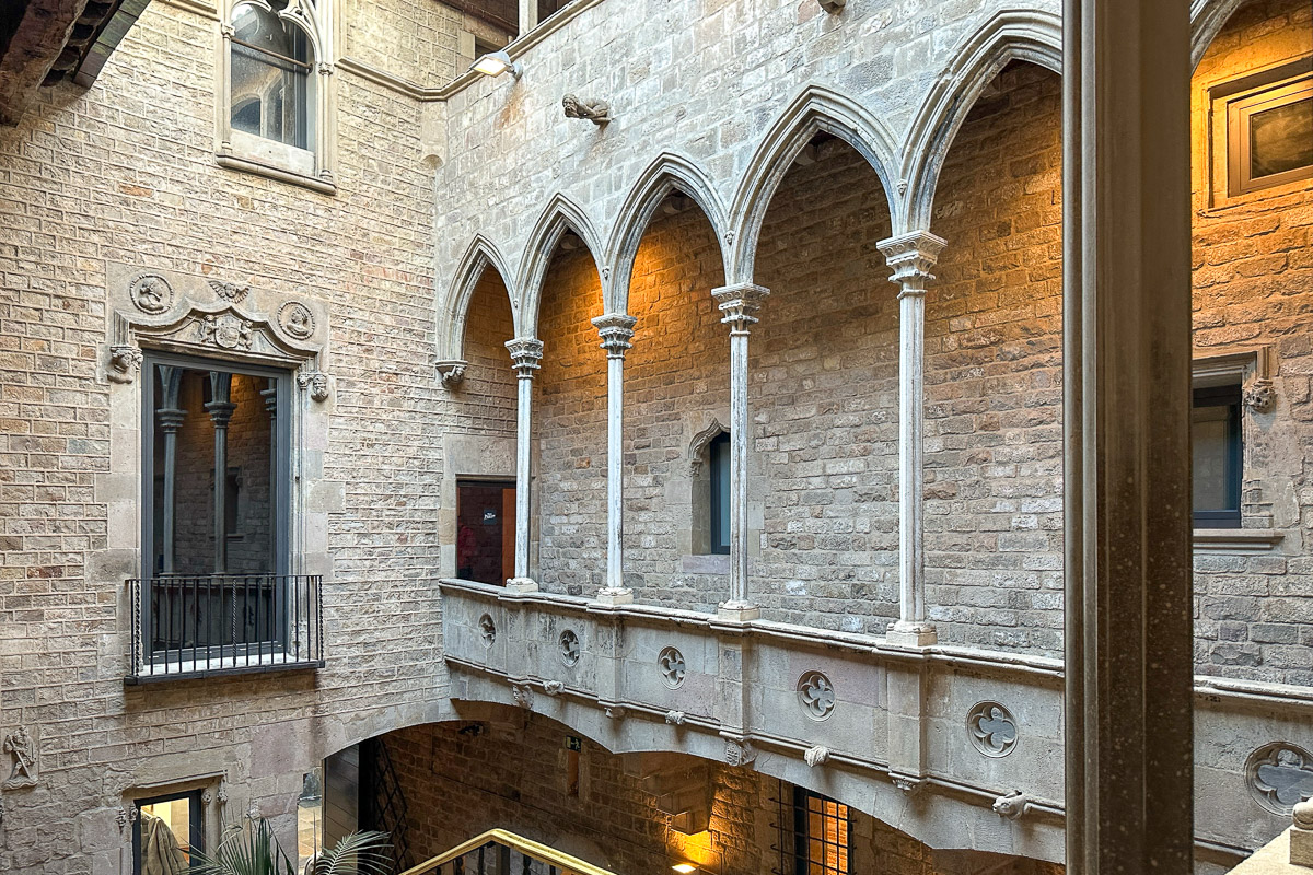 Wizyta w Muzeum Picassa jest również okazją do podziwiania architektury dawnych rezydencji bogatych mieszkańców
