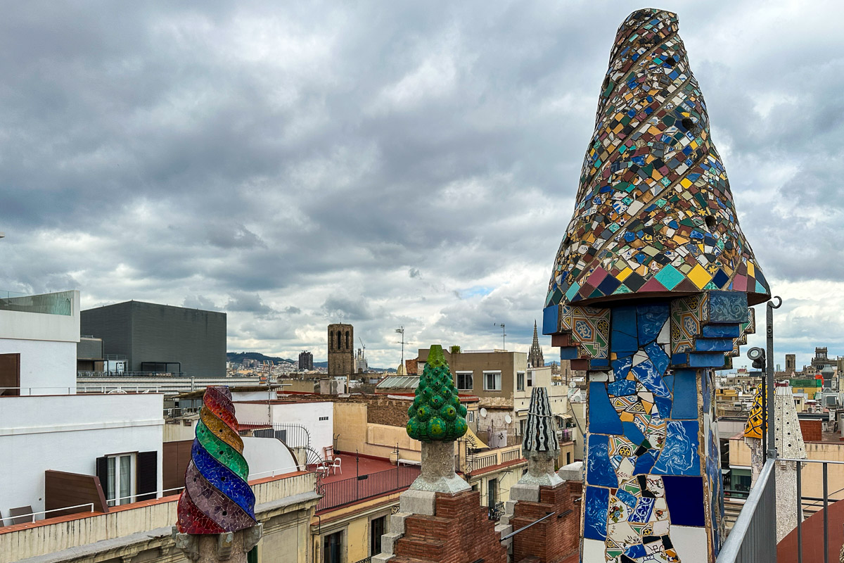 Na koniec wizyty trafiamy na dach, gdzie zobaczymy wieżyczki dachowe - jak widzicie architekt stosował je od swoich najwcześniejszych dzieł