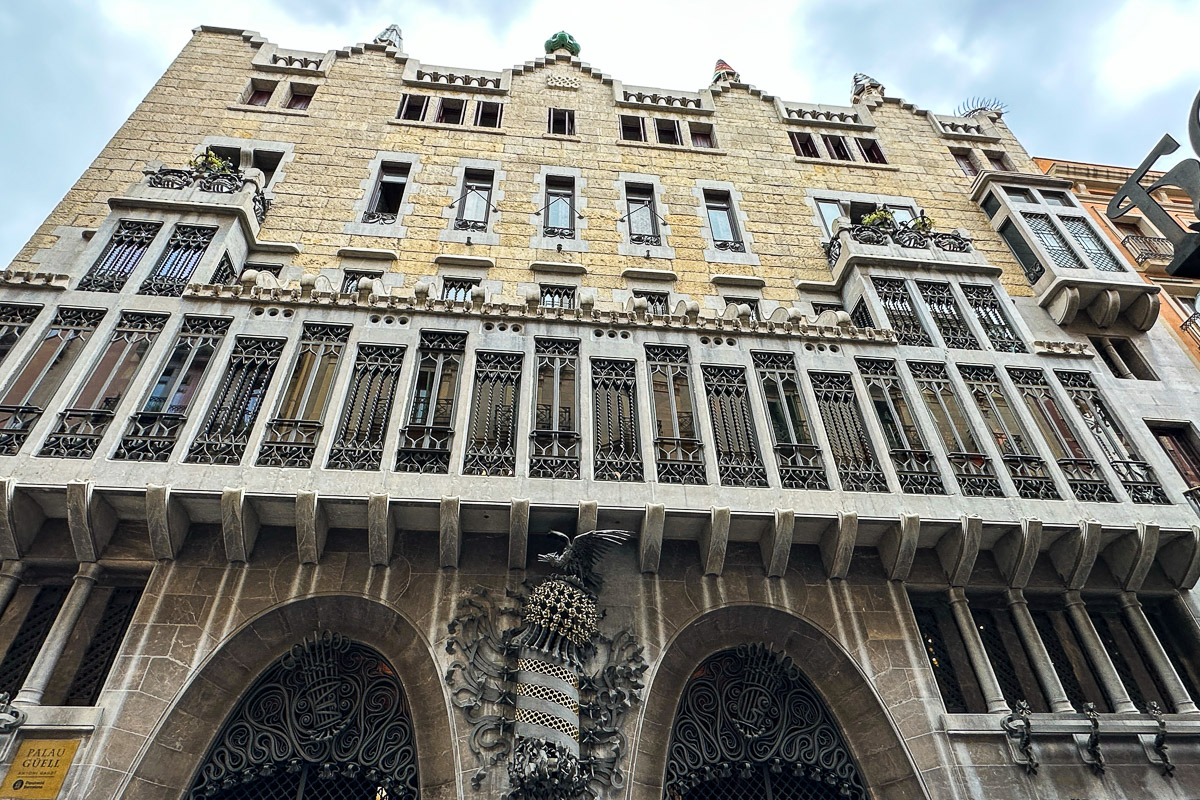 Fasada Pałacu Güell