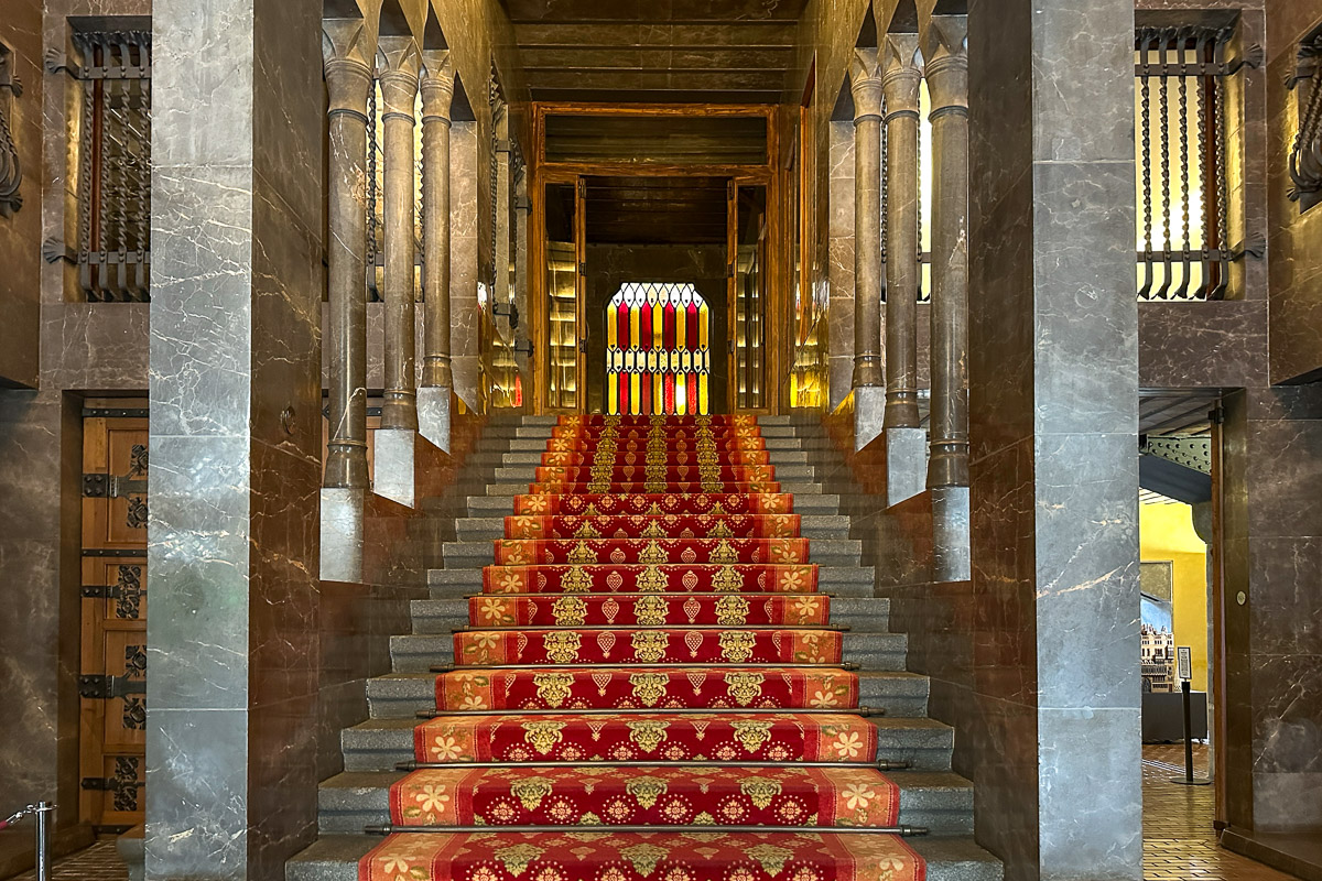 Monumentalne schody prowadzące na główne piętro