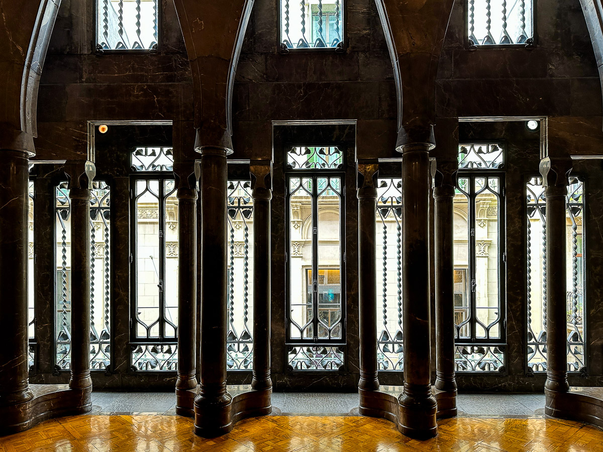 Już w Pałacu Güell architekt kładł wielki nacisk na komfort mieszkańców i wprowadził monumentalne okna