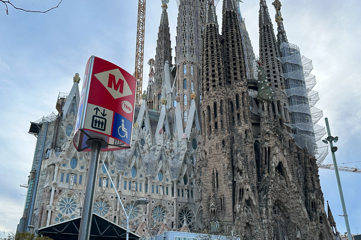 Sagrada Familia - stacja metra znajduje się tuż przy wyjściu