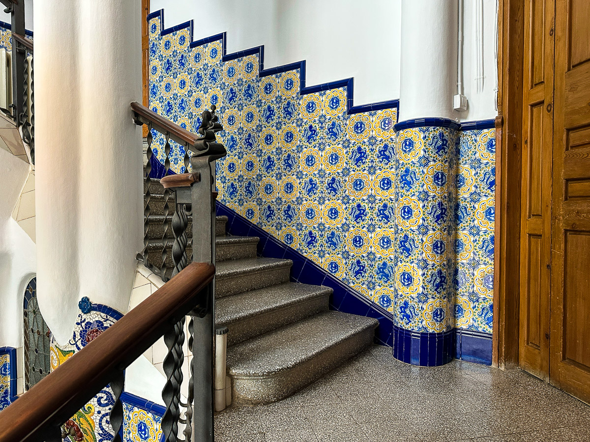 Klatka schodowa ozdobiona płytkami azulejos