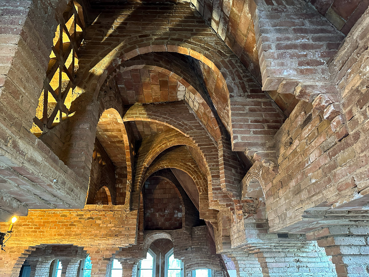 Wewnątrz budynku nie mogło zabraknąc łuków parabolicznych - tego pomieszczenia niestety architekt nie ukończył