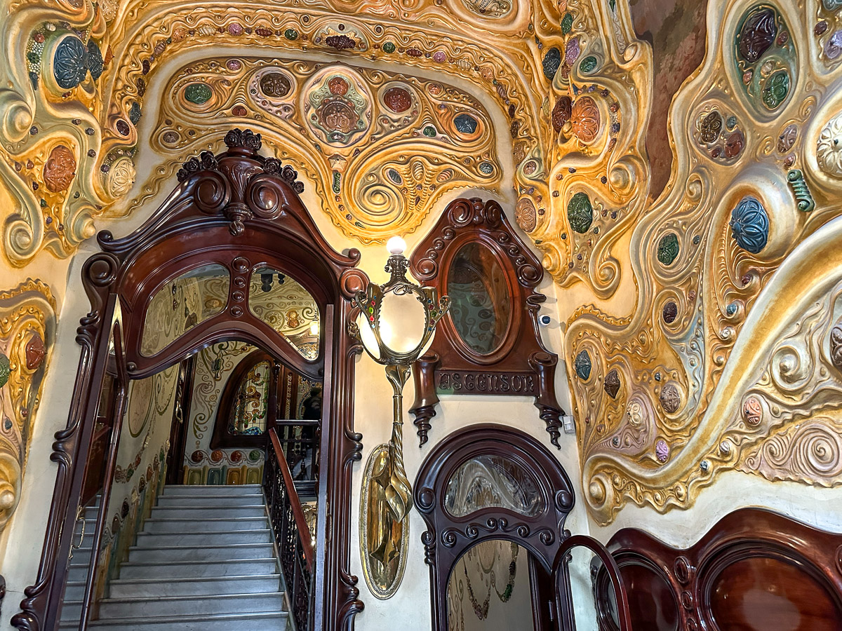 Klatka schodowa w Casa Comalat
