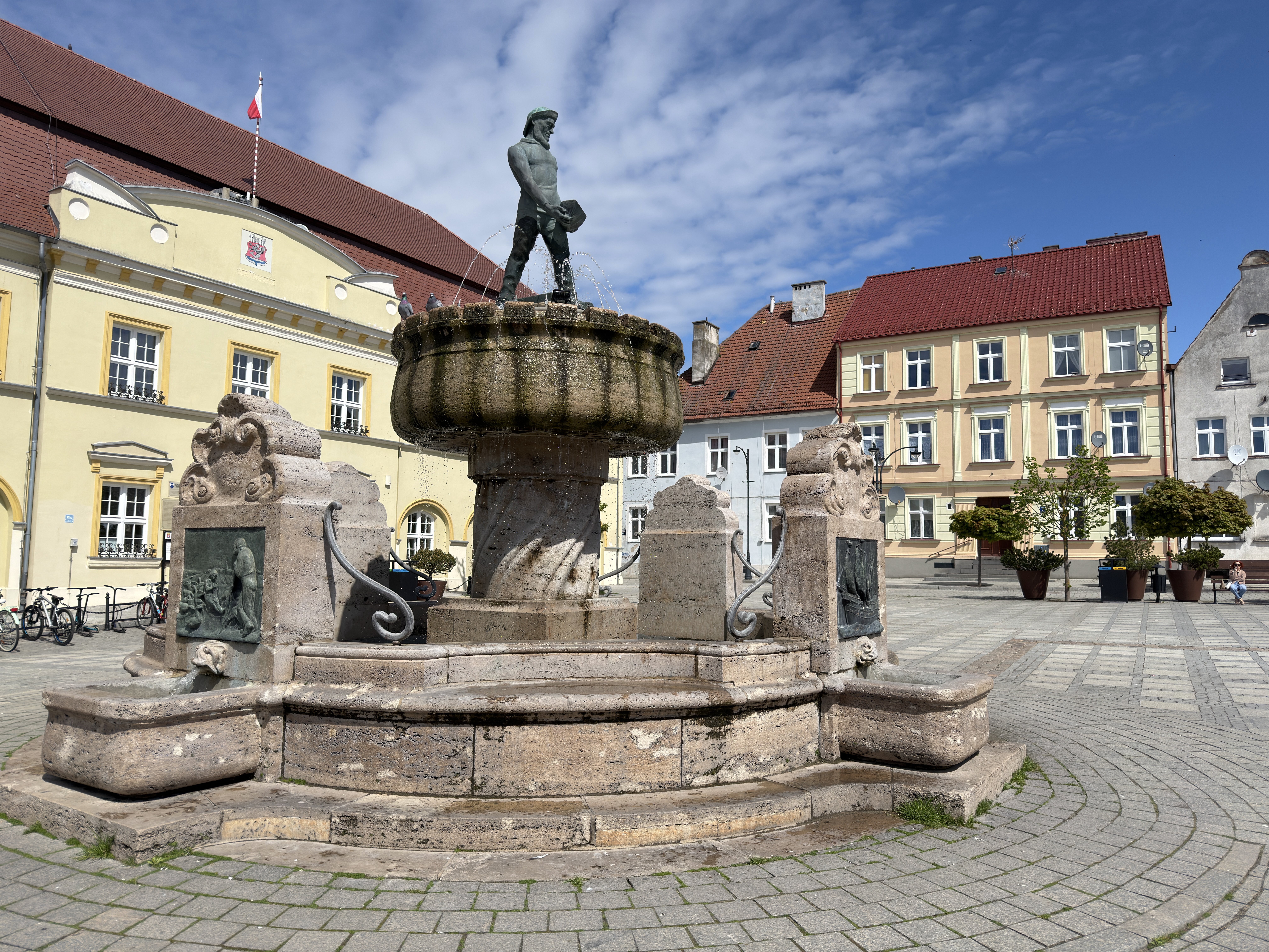 Darłowo, Rynek - widok na fontannę przed Ratuszem