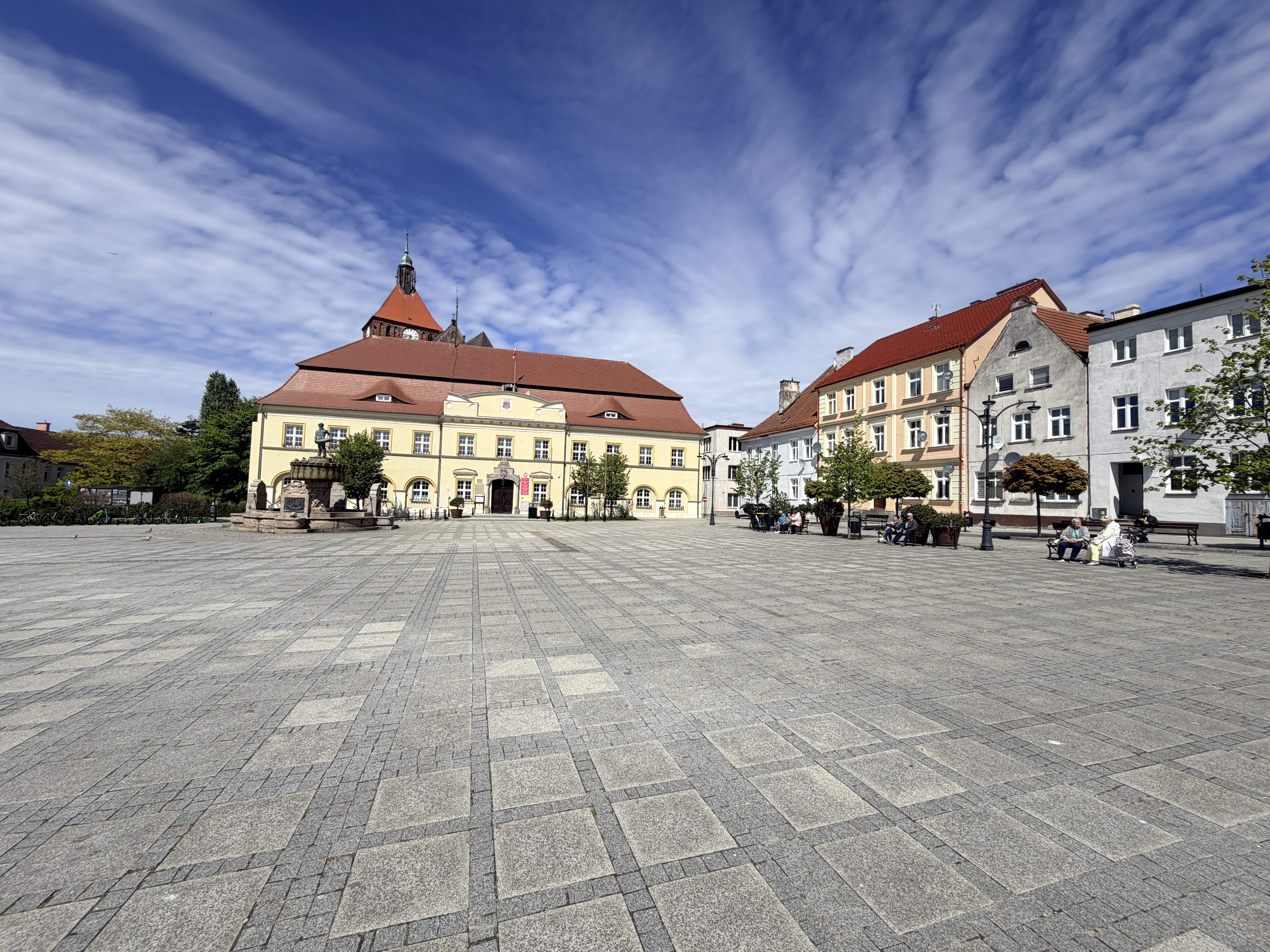 Rynek - widok na Ratusz w Darłowie