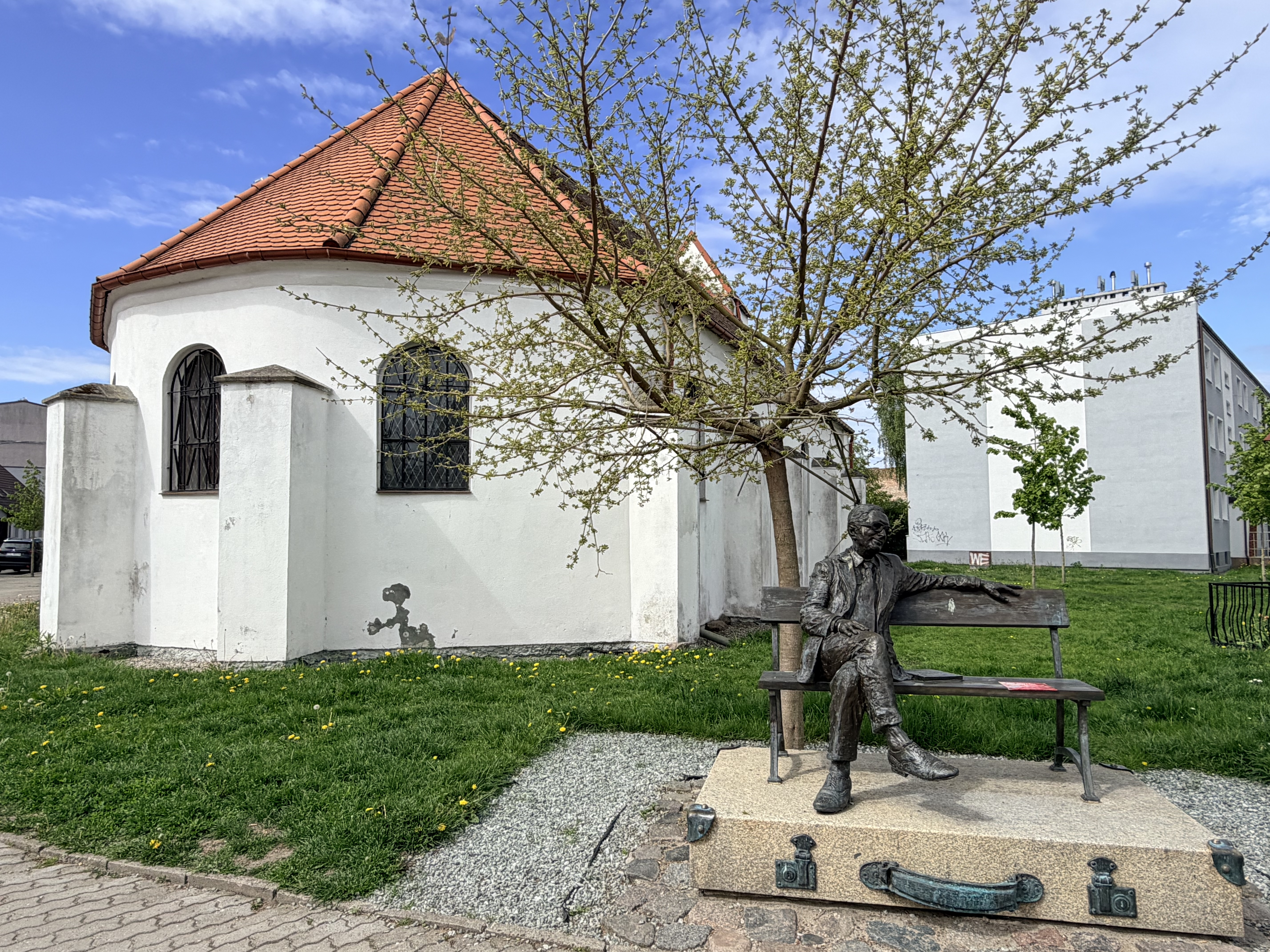 Widok na tył kościoła św. Jerzego i ławkę Leopolda Tyrmanda - DARŁOWO
