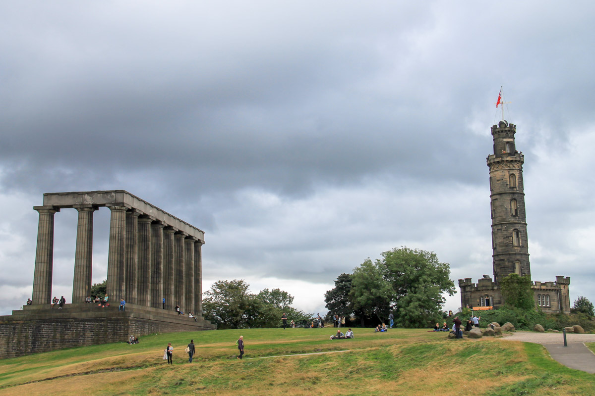 Zabudowa Calton Hill - po prawej punkt widokowy