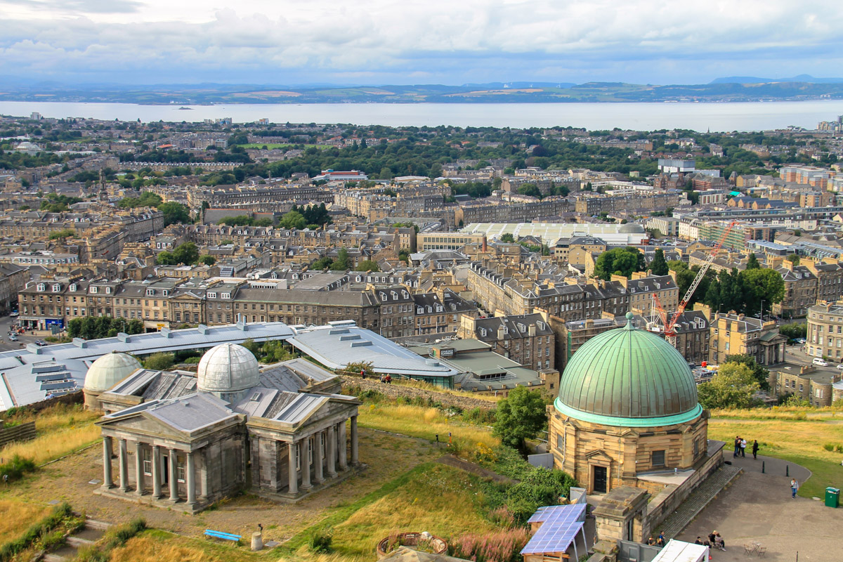 Widoki na Calton Hill z Nelson Monument